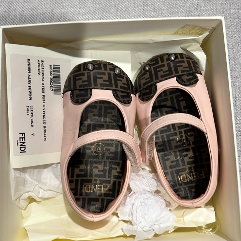Fendi shoes size 19 size 4 in US worn twice.
